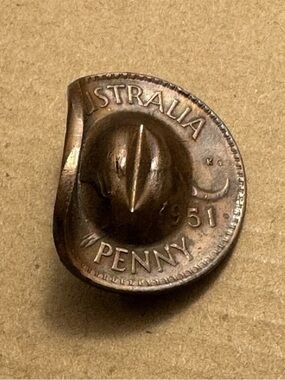 VINTAGE AUSTRALIAN PENNY COIN DIGGER'S Slouch Hat AUSTRALIA SOUVENIR Pin 1951